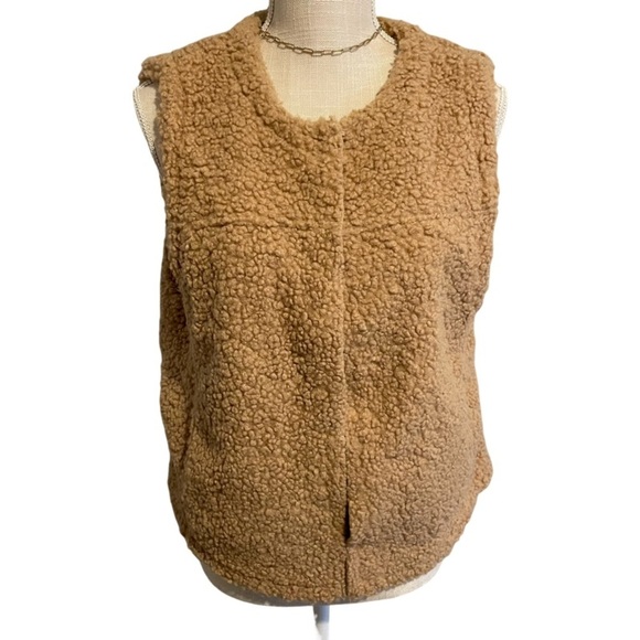 Sherpa Vest with Pockets NWOT - Picture 1 of 7